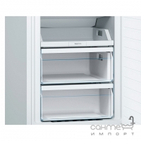 Отдельностоящий двухкамерный холодильник с нижней морозильной камерой Bosch KGN33NW206 белый