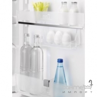 Встраиваемый двухкамерный холодильник с нижней морозильной камерой Electrolux ENN2300AOW белый