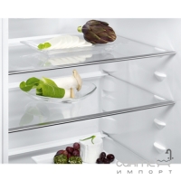 Встраиваемый двухкамерный холодильник с нижней морозильной камерой Electrolux ENN93111AW белый